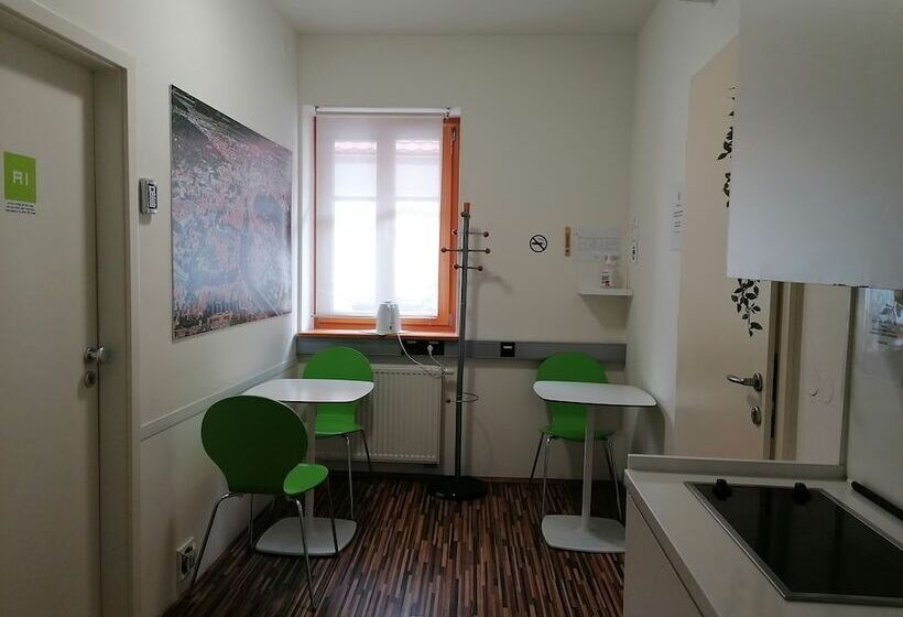 تختخواب و صبحانه Cube Central Rooms For 2