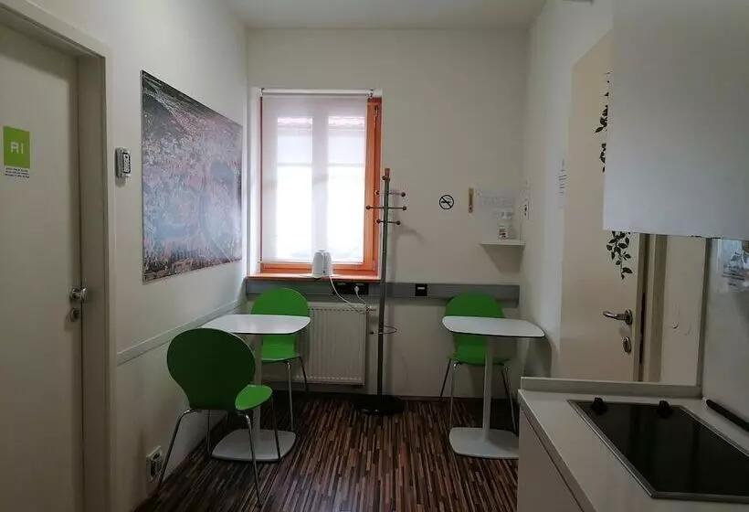 تختخواب و صبحانه Cube Central Rooms For 2