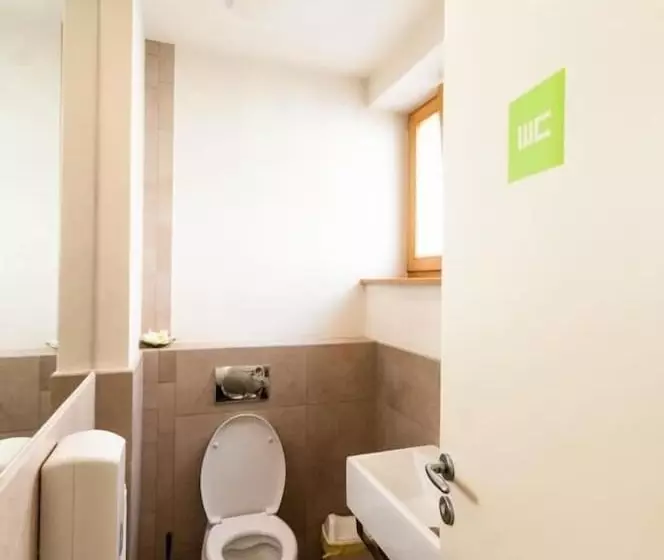 تختخواب و صبحانه Cube Central Rooms For 2