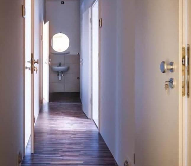 تختخواب و صبحانه Cube Central Rooms For 2