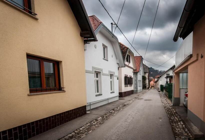 تختخواب و صبحانه Cube Central Rooms For 2