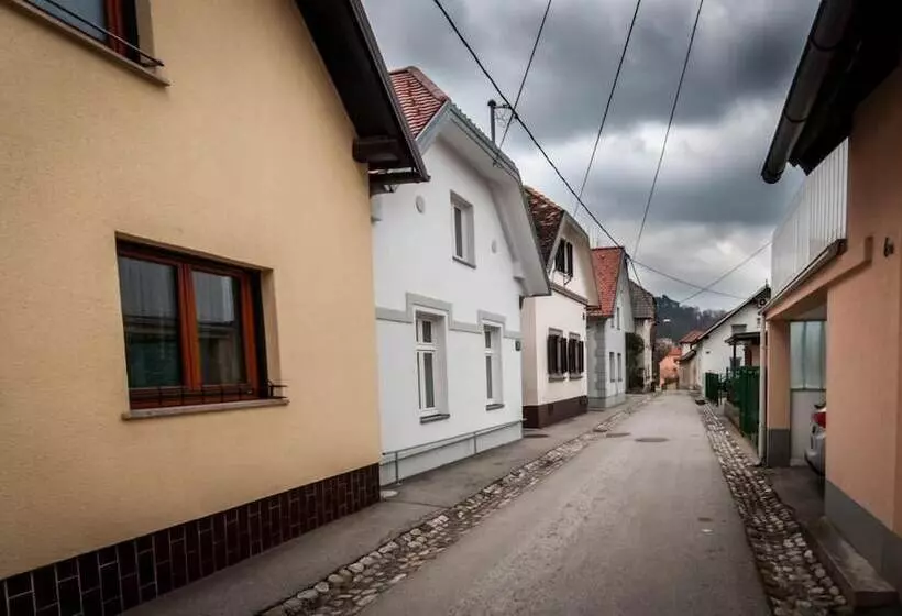 تختخواب و صبحانه Cube Central Rooms For 2