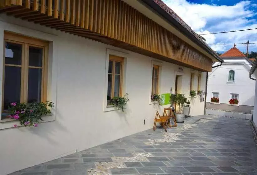 تختخواب و صبحانه Cube Central Rooms For 2