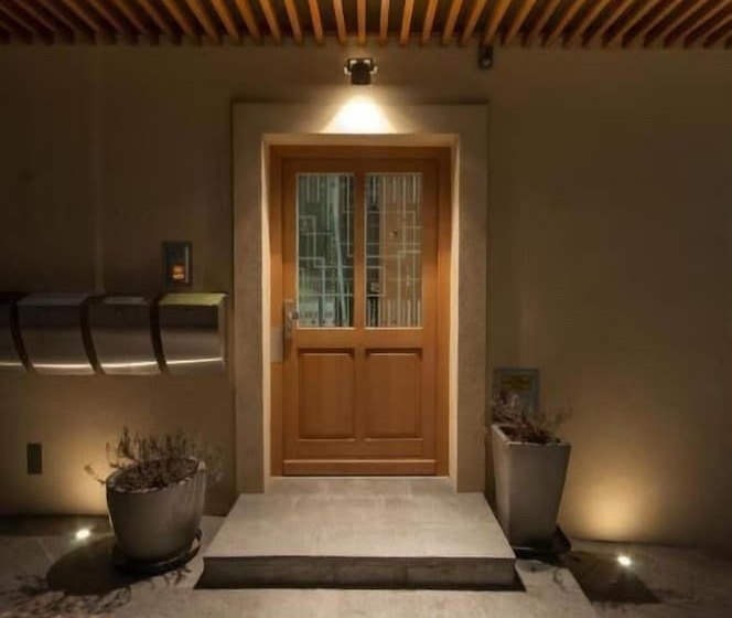 تختخواب و صبحانه Cube Central Rooms For 2