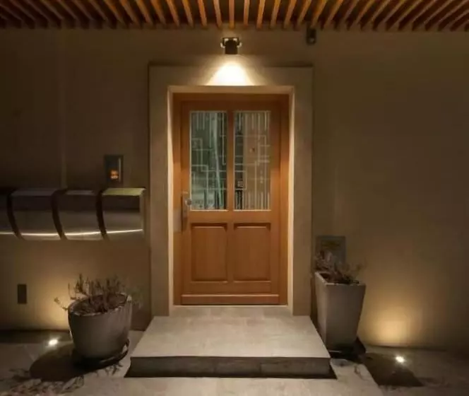 تختخواب و صبحانه Cube Central Rooms For 2