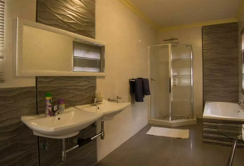 Majatalo Oleratong Guest House