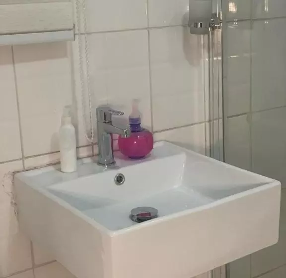 Majatalo Oleratong Guest House