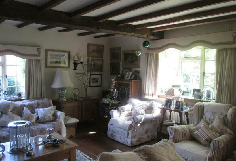 צימר Clayton Wickham Farmhouse