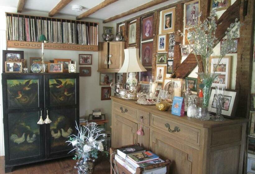 צימר Clayton Wickham Farmhouse