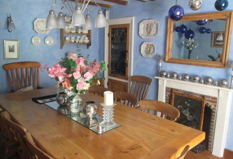 צימר Clayton Wickham Farmhouse