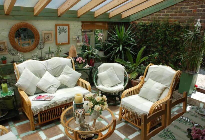 צימר Clayton Wickham Farmhouse