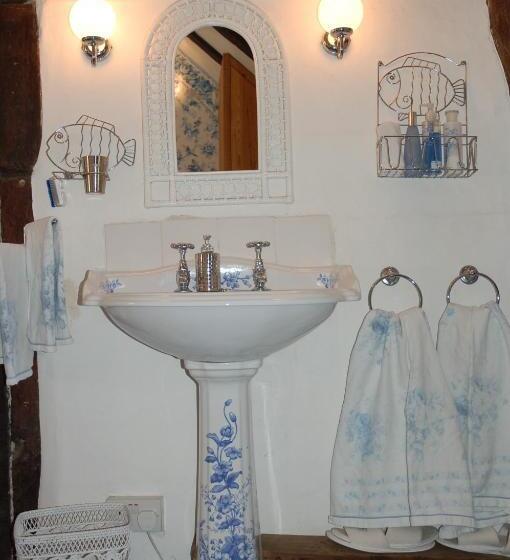 צימר Clayton Wickham Farmhouse