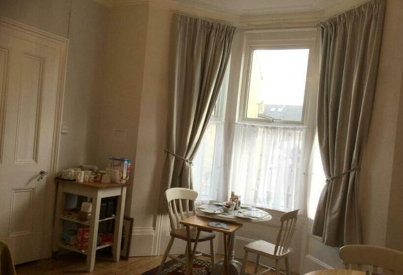 Aamiaismajoitus (B&B) Cliftonville House