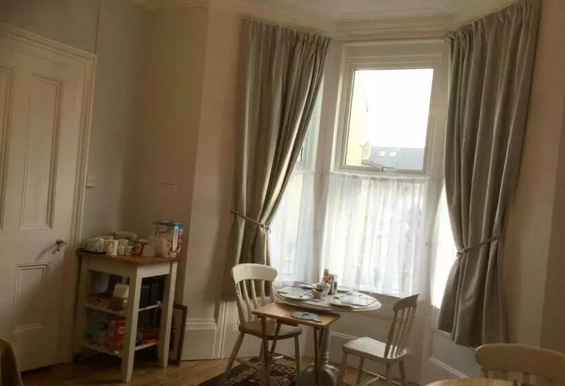 Aamiaismajoitus (B&B) Cliftonville House