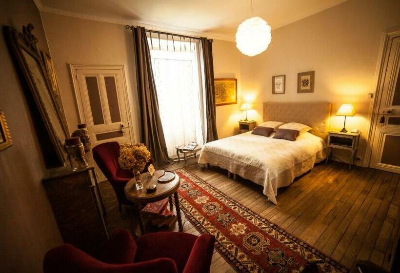 تختخواب و صبحانه La Pause Angevine