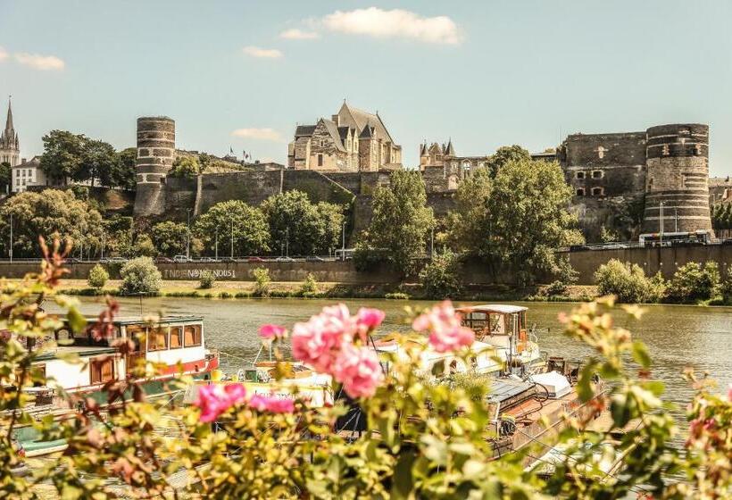 تختخواب و صبحانه La Pause Angevine