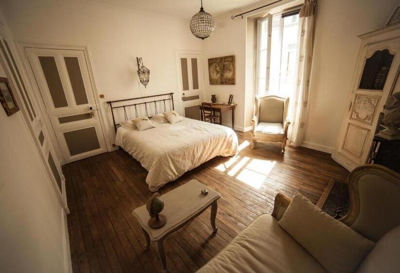 تختخواب و صبحانه La Pause Angevine