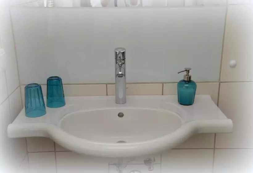 Retkeilymaja Gästezimmer Buchegger