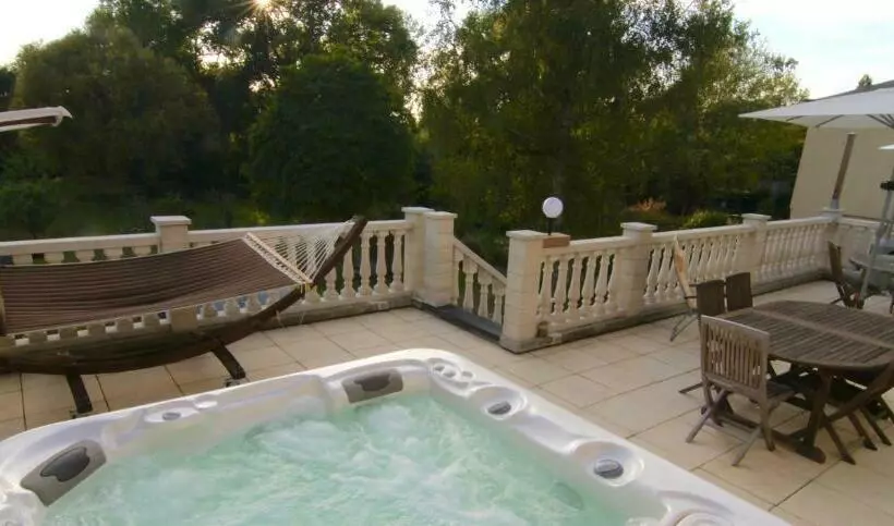 تختخواب و صبحانه La Lambertine & Spa