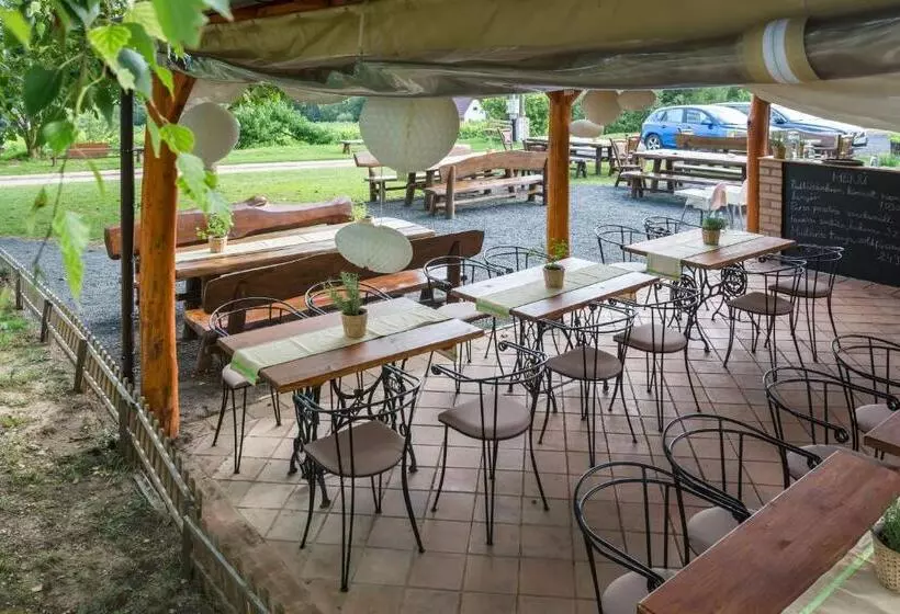 Aamiaismajoitus (B&B) Tagyon Birtok Royal Apartmanház