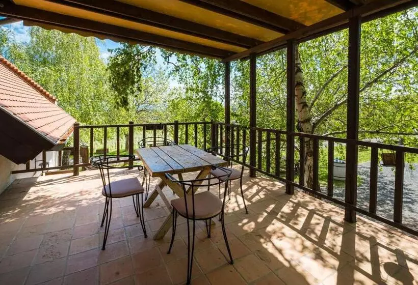 Aamiaismajoitus (B&B) Tagyon Birtok Royal Apartmanház