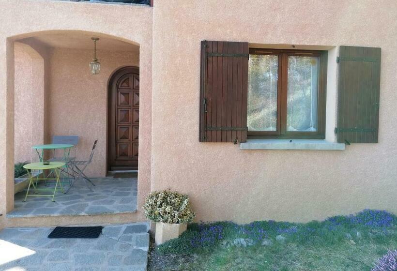 Пансион Les Roches Fleuries