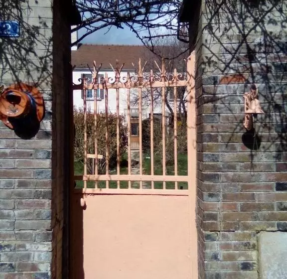 ベッドアンドブレックファースト La Grille Fleurie, Chambres D Hôte Chez L Habitant