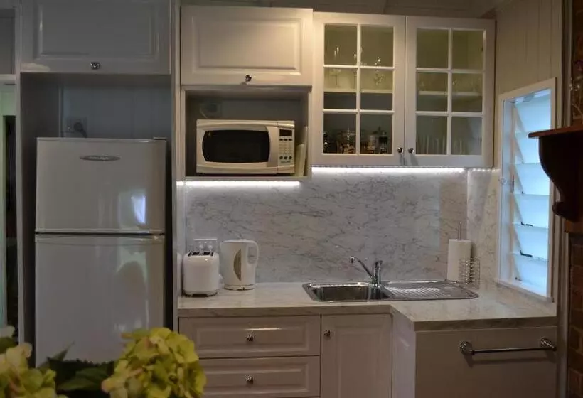 Majatalo Pitstop Lodge Guesthouse B&b