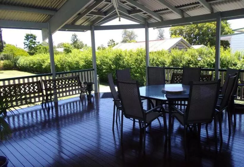 Majatalo Pitstop Lodge Guesthouse B&b