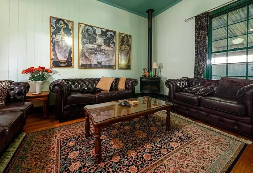 Majatalo Pitstop Lodge Guesthouse B&b