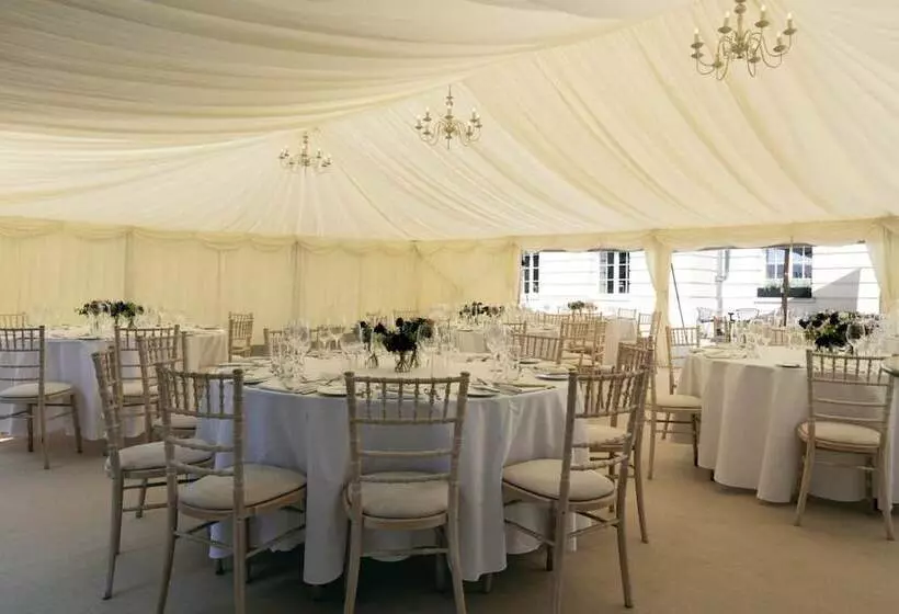 Отель Apex Temple Court