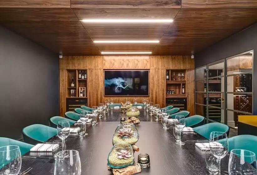 Отель Apex Temple Court