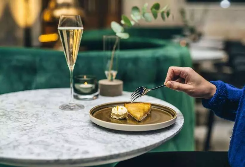 Отель Apex Temple Court