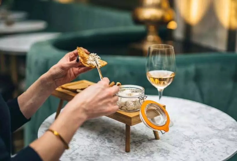 Отель Apex Temple Court