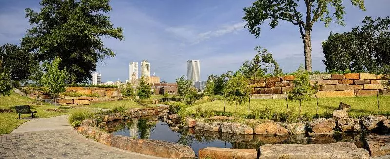 Отель Best Western Plus Tulsa Inn & Suites