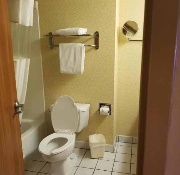 בית מלון כפרי Days Inn By Wyndham Tulsa Central