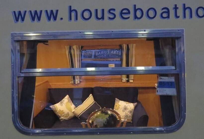 Houseboat Hotels
