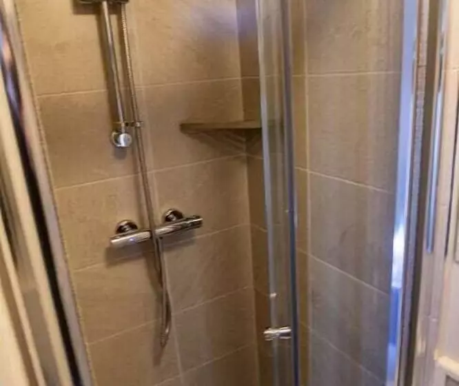 בית מלון כפרי The Whisky Vaults