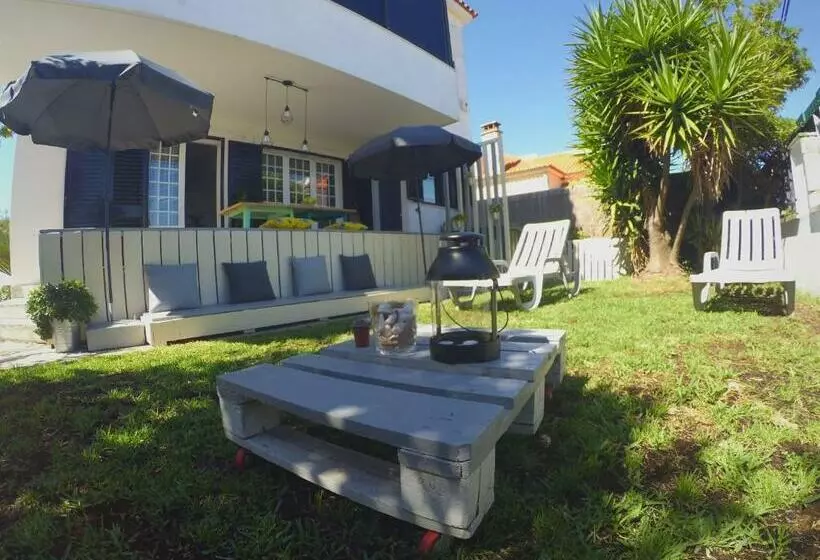 تختخواب و صبحانه Lisbon Waves Surf Lodge