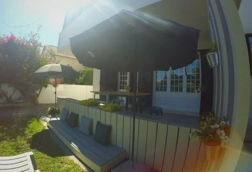 تختخواب و صبحانه Lisbon Waves Surf Lodge