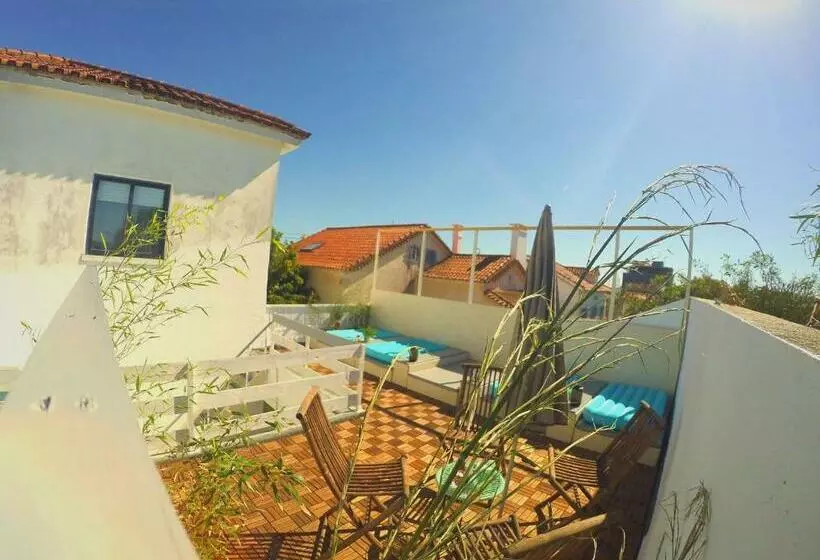 تختخواب و صبحانه Lisbon Waves Surf Lodge