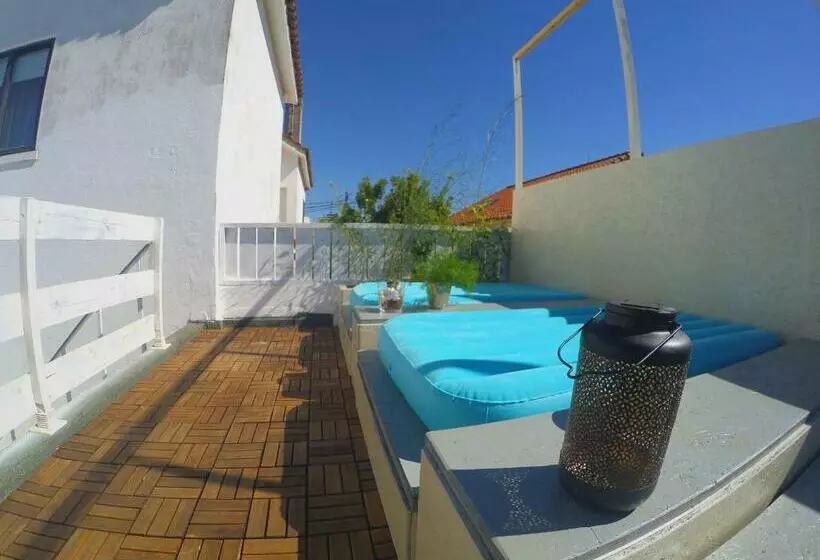 تختخواب و صبحانه Lisbon Waves Surf Lodge