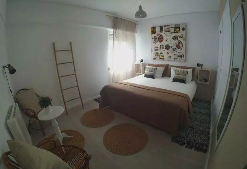 تختخواب و صبحانه Lisbon Waves Surf Lodge