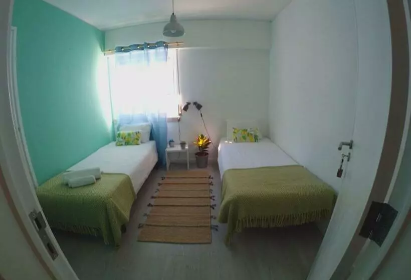 تختخواب و صبحانه Lisbon Waves Surf Lodge