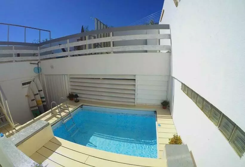 تختخواب و صبحانه Lisbon Waves Surf Lodge