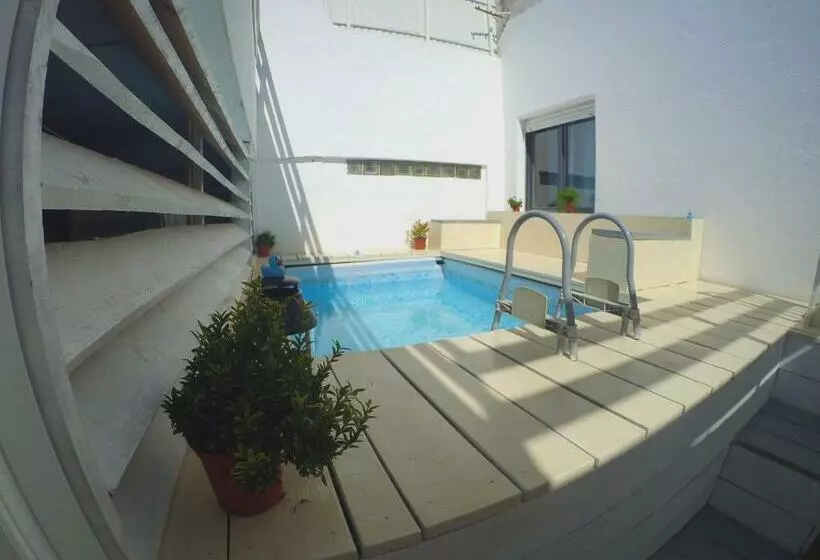 تختخواب و صبحانه Lisbon Waves Surf Lodge