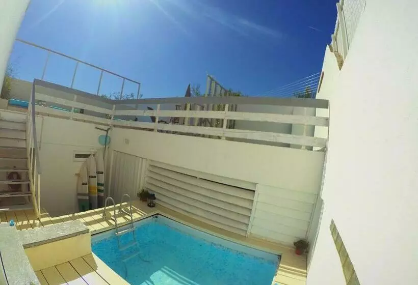 تختخواب و صبحانه Lisbon Waves Surf Lodge