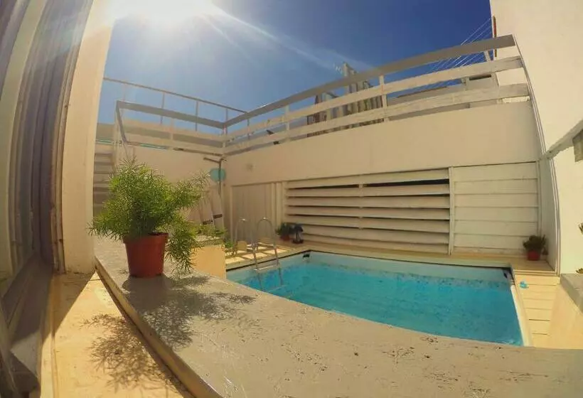 تختخواب و صبحانه Lisbon Waves Surf Lodge
