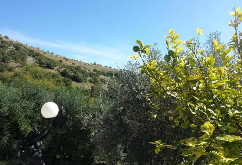هتل Agriturismo Torre Ercolana