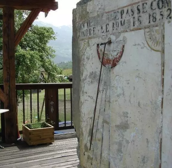 تختخواب و صبحانه Le Chalet De Thalie